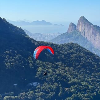 Voo Duplo de Asa-Delta no Rio de Janeiro: Uma Experiência Cinematográfica nos Céus do Brasil