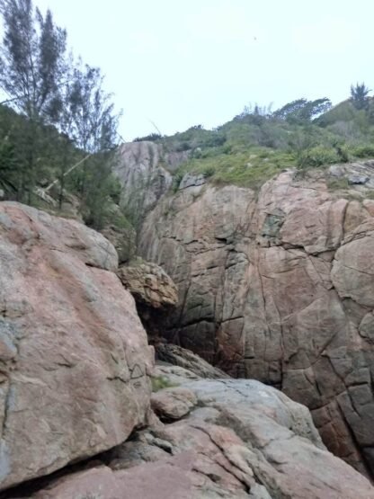 Trilha + Rapel na Gruta do Cachorro ou Garganta do Morcego em Barra de Guaratiba - Rio de Janeiro - RJ - Imagem 5