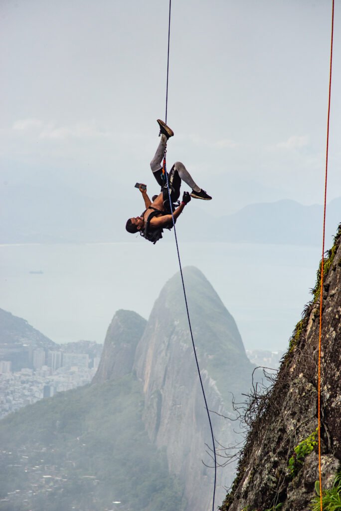 Imagem aérea do rapel na Cabeça do Imperador feita com drone