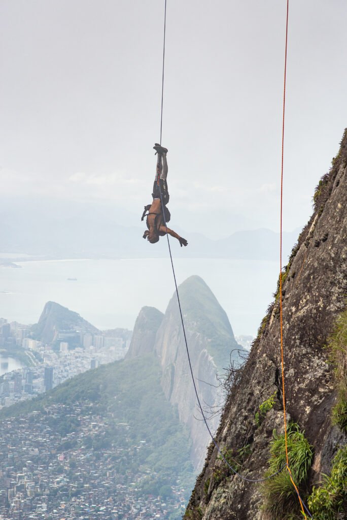 Guia montando os equipamentos para o rapel na Cabeça do Imperador
